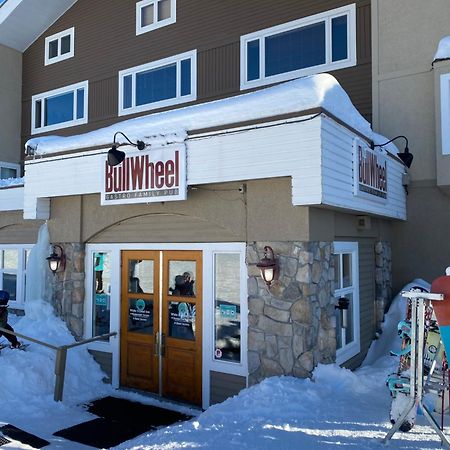 3 BR 3 Bath ski in ski out with private hot tub Big White Zewnętrze zdjęcie