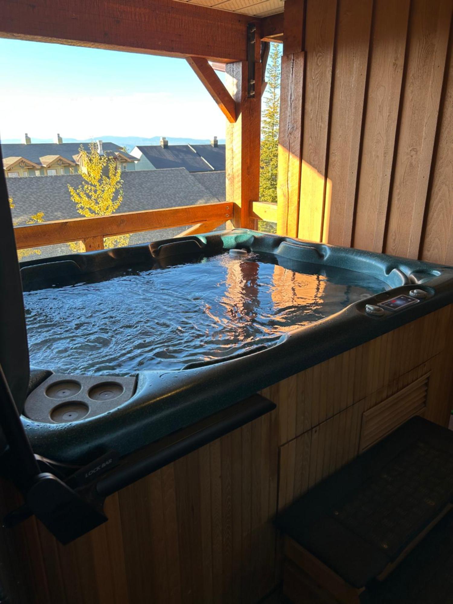 3 BR 3 Bath ski in ski out with private hot tub Big White Zewnętrze zdjęcie