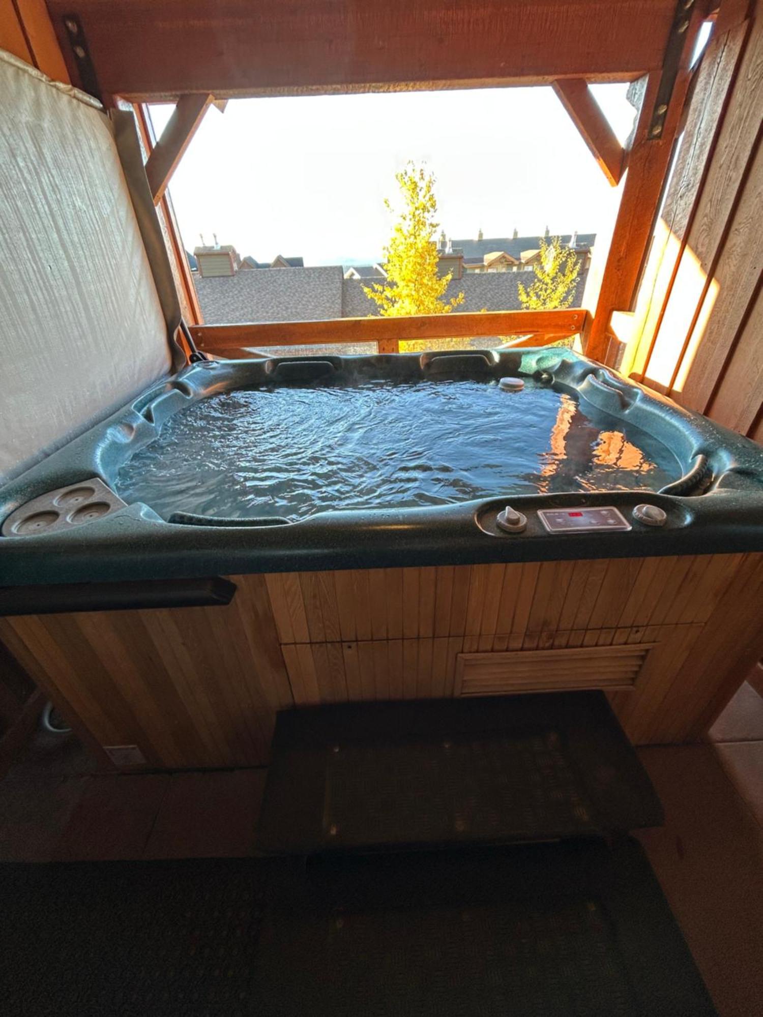 3 BR 3 Bath ski in ski out with private hot tub Big White Zewnętrze zdjęcie