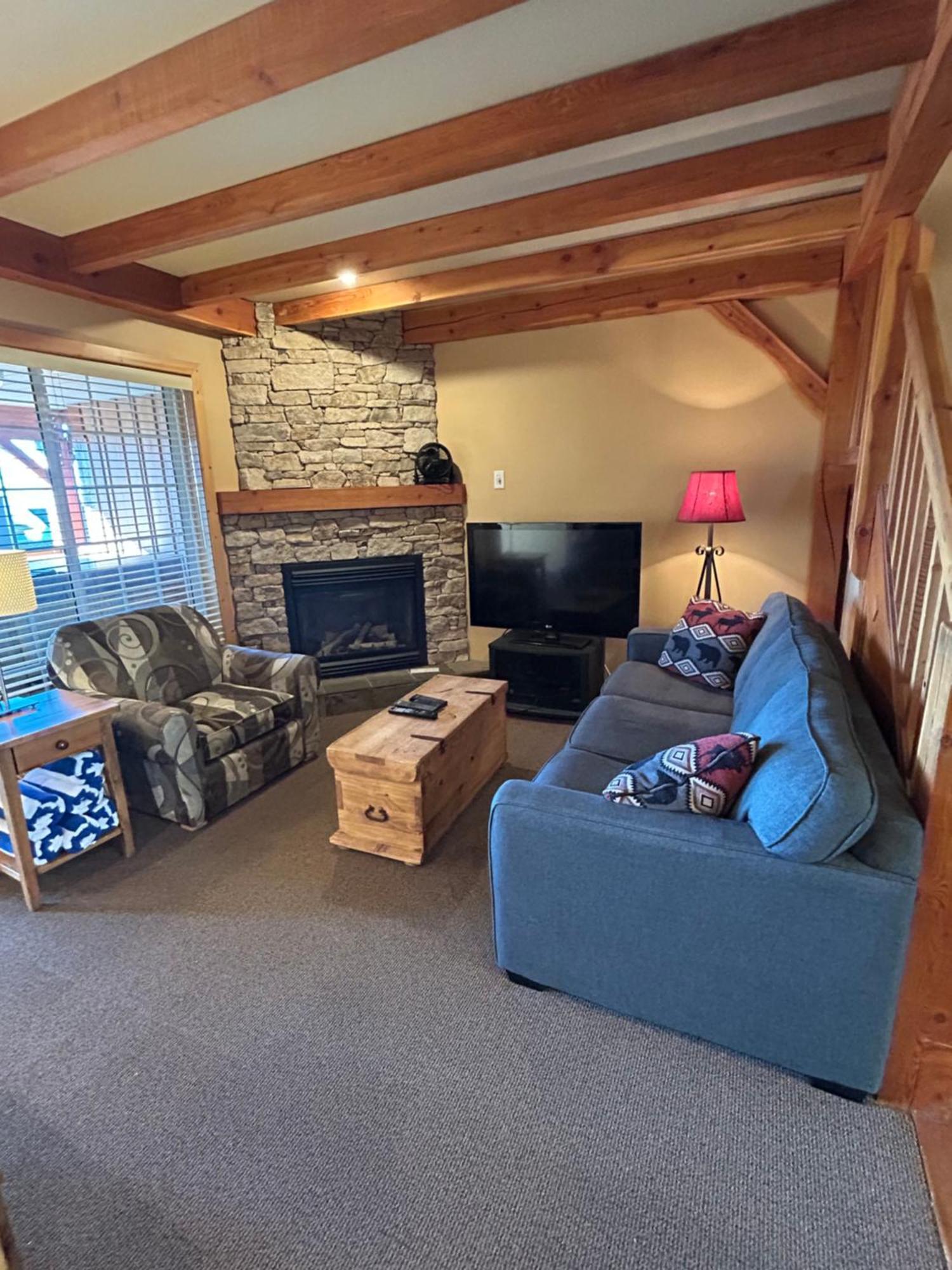3 BR 3 Bath ski in ski out with private hot tub Big White Zewnętrze zdjęcie