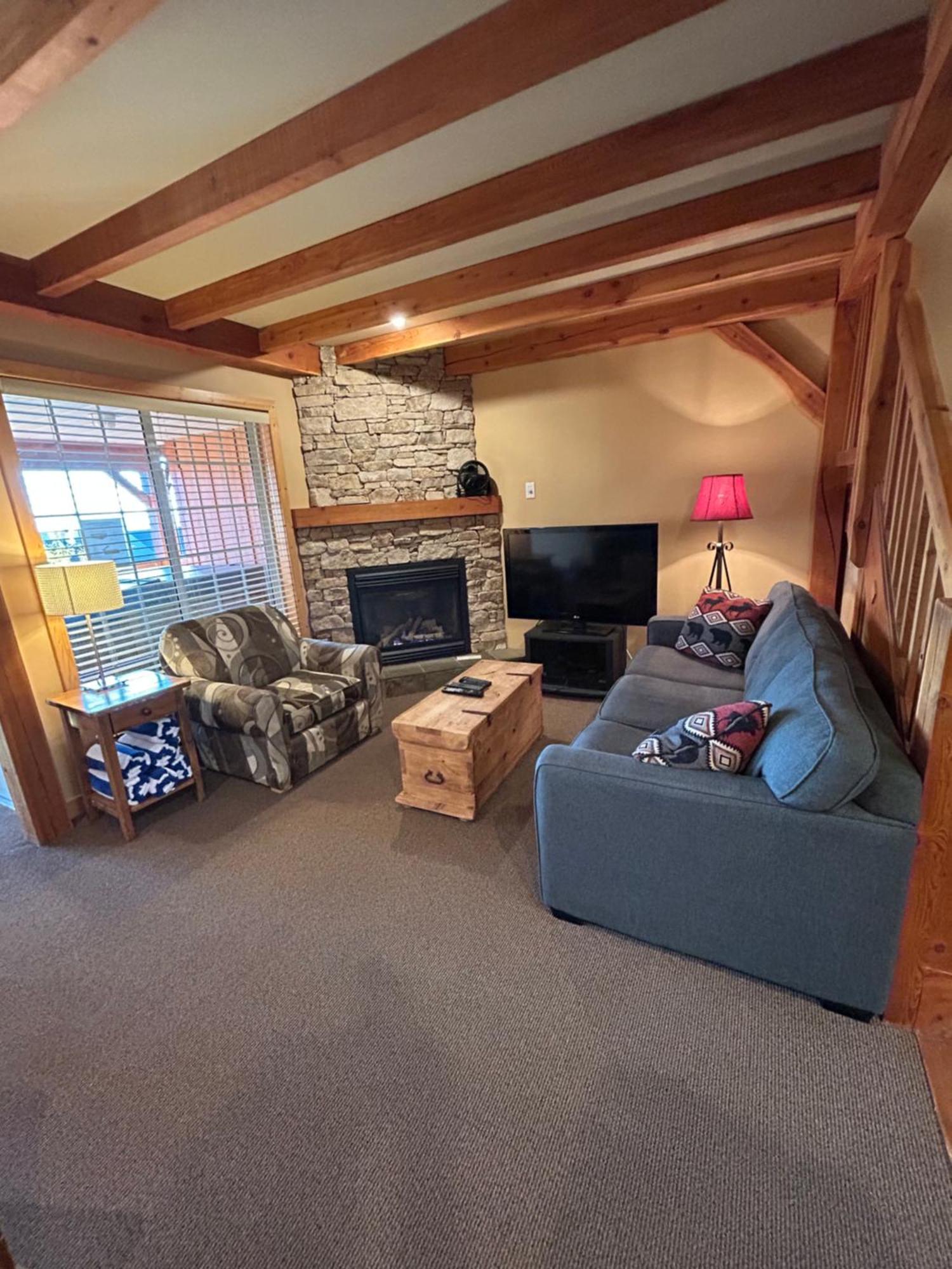 3 BR 3 Bath ski in ski out with private hot tub Big White Zewnętrze zdjęcie
