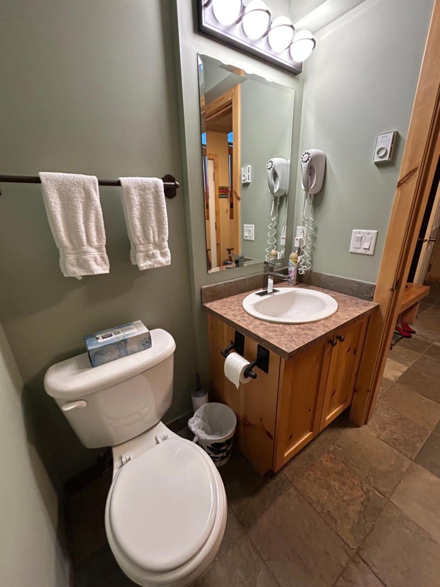 3 BR 3 Bath ski in ski out with private hot tub Big White Zewnętrze zdjęcie