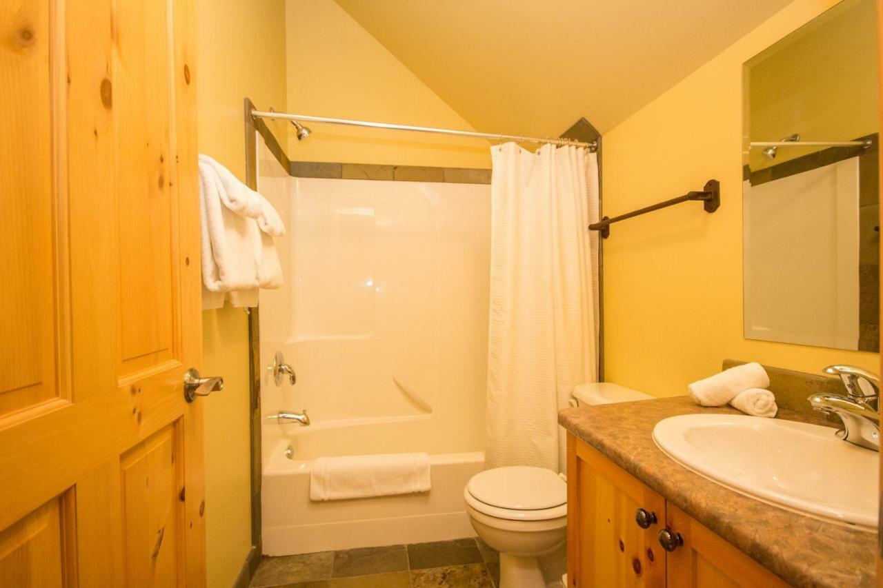 3 BR 3 Bath ski in ski out with private hot tub Big White Zewnętrze zdjęcie