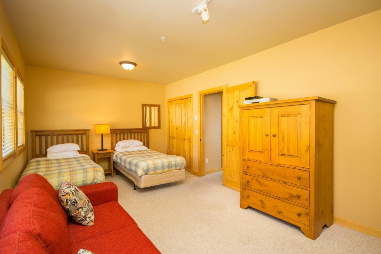 3 BR 3 Bath ski in ski out with private hot tub Big White Zewnętrze zdjęcie