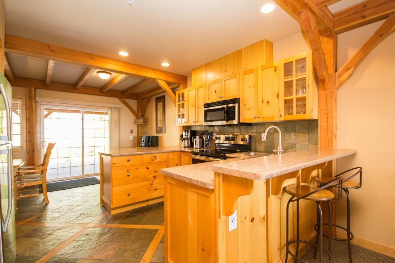 3 BR 3 Bath ski in ski out with private hot tub Big White Zewnętrze zdjęcie