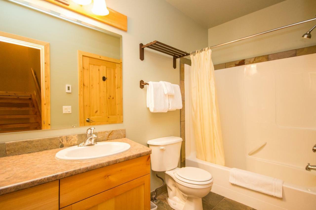 3 BR 3 Bath ski in ski out with private hot tub Big White Zewnętrze zdjęcie